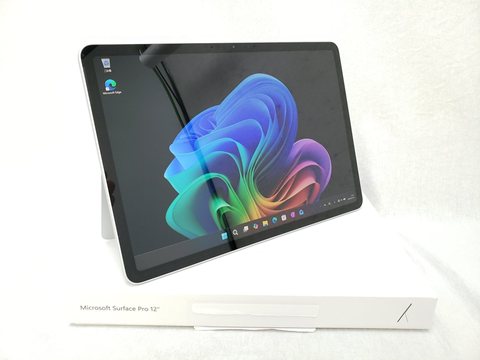 Surface Pro 12インチ (Snapdragon X Plus/16GB/512GB EP2-27667) プラチナ 各サイトで併売につき売切れのさいはご容赦願います。